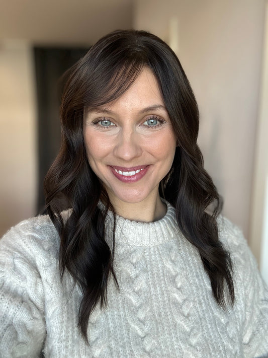 Bild zeigt attraktive Frau, mit schulterlangem braunem Haar. Bild dient der Produktpräsentation eines Artikels in der Kategorie Topper/Perücken.