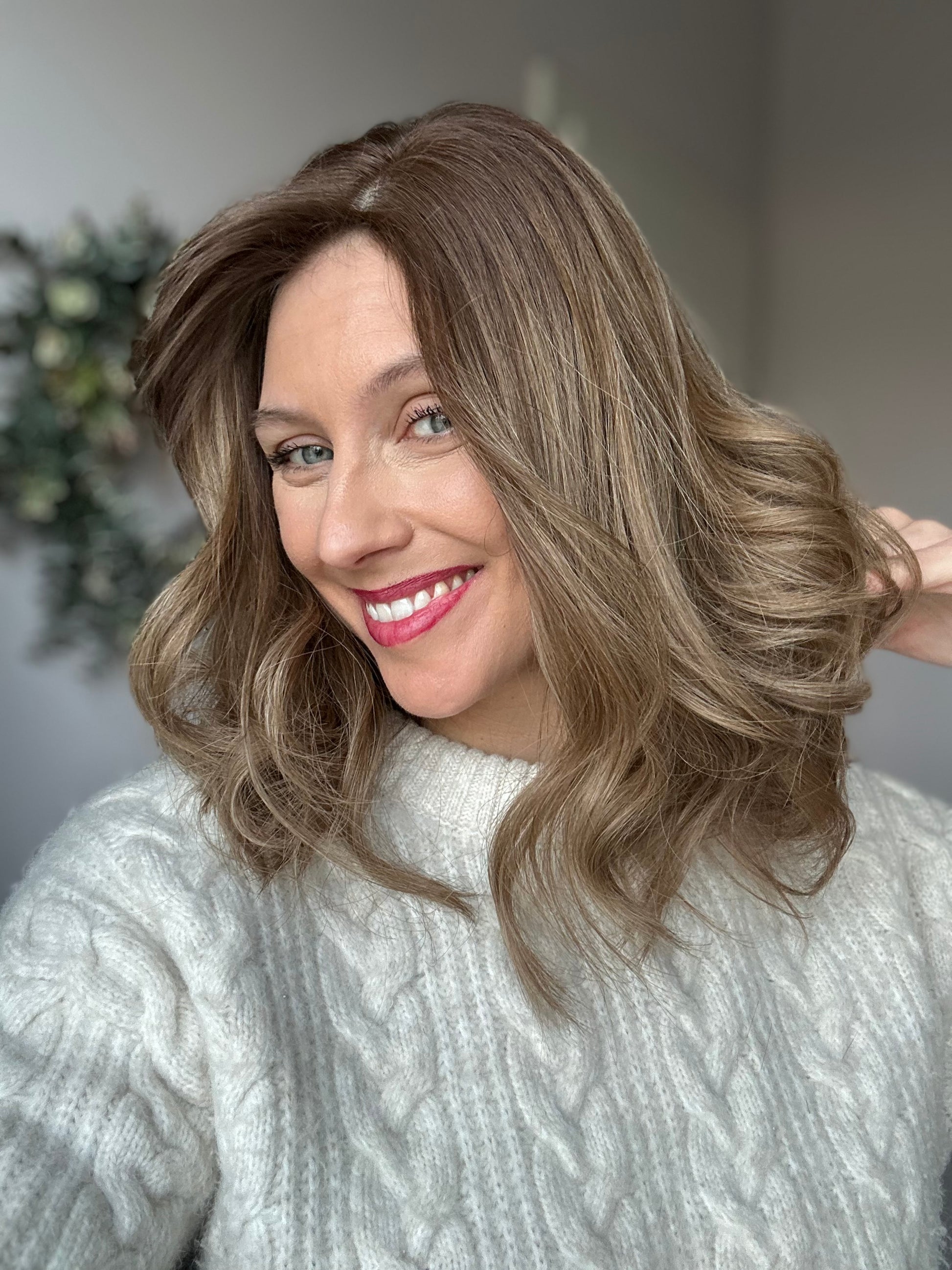 Bild zeigt attraktive Frau von der Seite, mit schulterlangem blondem Haar. Bild dient der Produktpräsentation eines Artikels in der Kategorie Topper/Perücken.