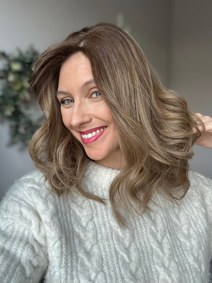 Bild zeigt attraktive Frau von der Seite, mit schulterlangem blondem Haar. Bild dient der Produktpräsentation eines Artikels in der Kategorie Topper/Perücken.