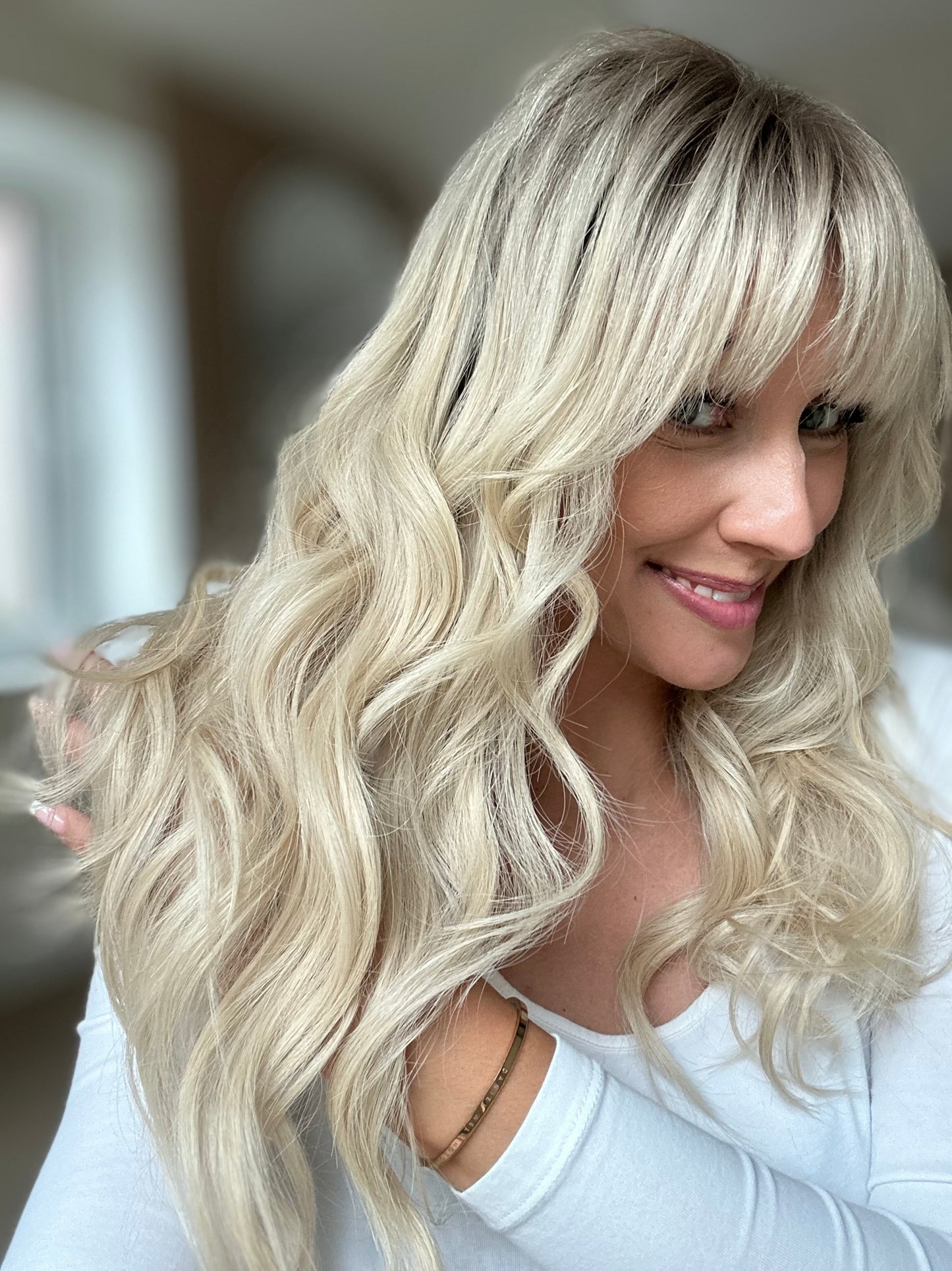 Bild zeigt attraktive Frau von der Seite, mit schulterlangem blondem Haar. Bild dient der Produktpräsentation eines Artikels in der Kategorie Topper/Perücken.