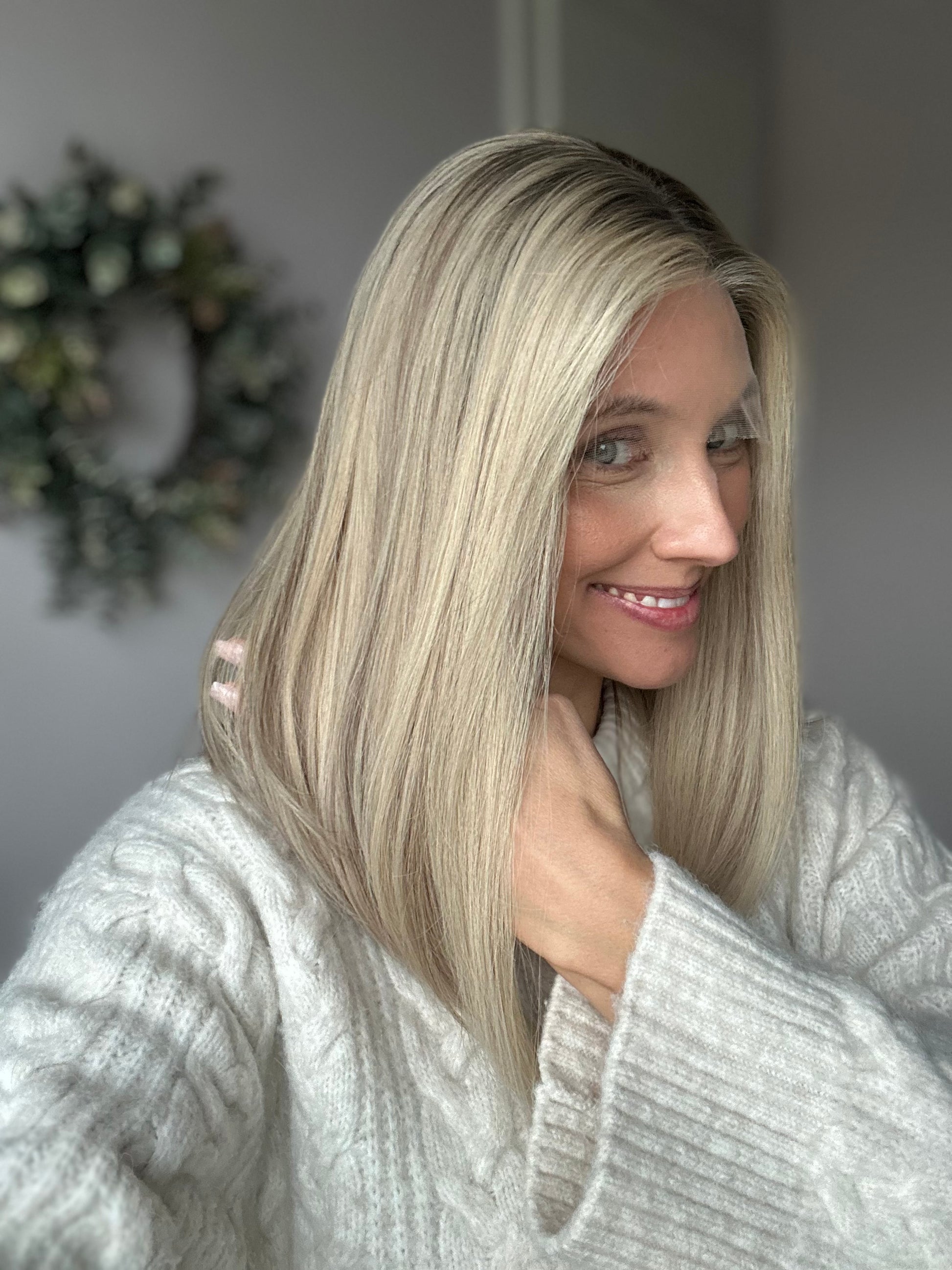 Bild zeigt attraktive Frau von der Seite, mit schulterlangem blondem Haar. Bild dient der Produktpräsentation eines Artikels in der Kategorie Topper/Perücken.