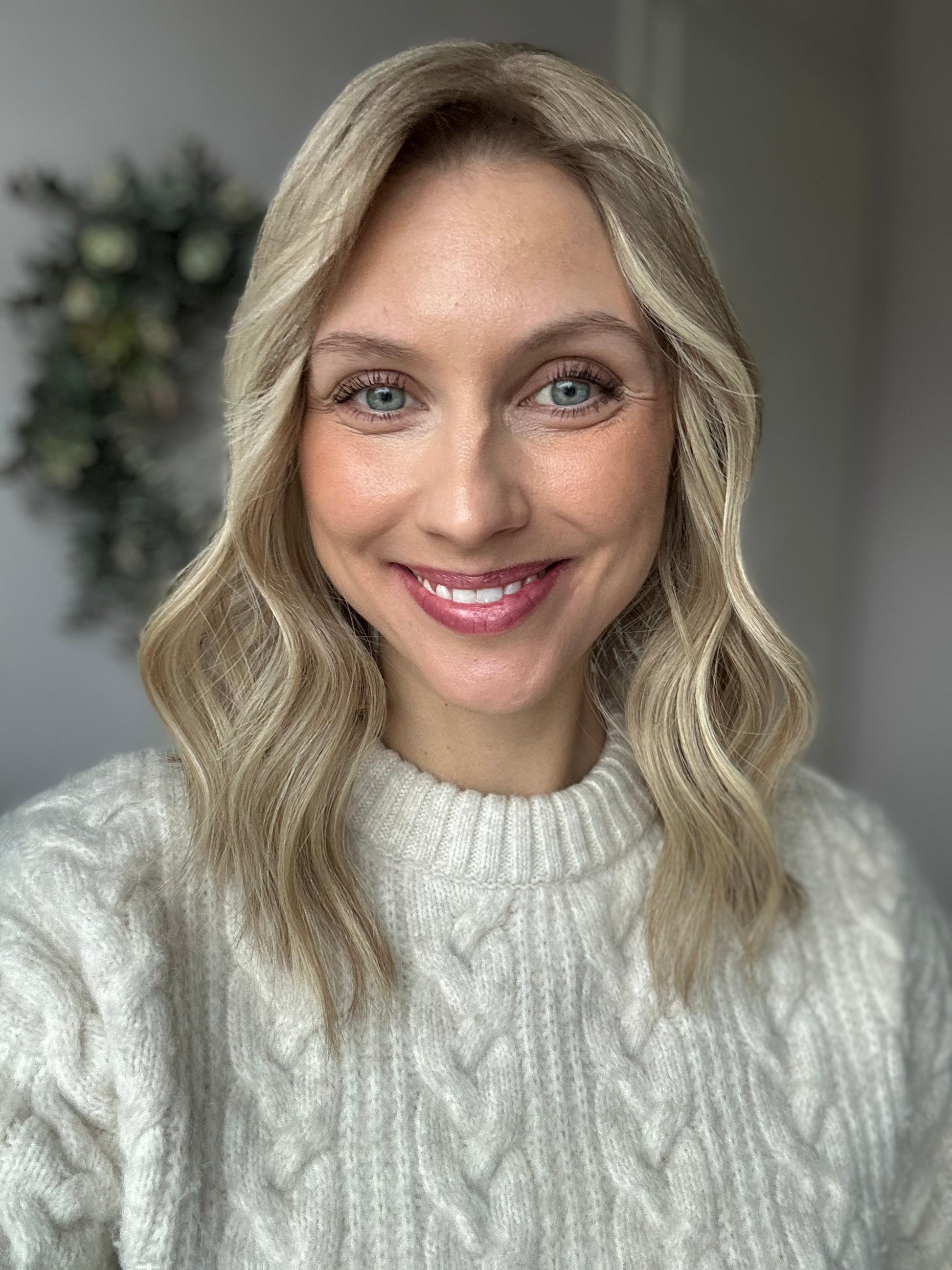 Bild zeigt attraktive Frau, mit schulterlangem blondem Haar. Bild dient der Produktpräsentation eines Artikels.