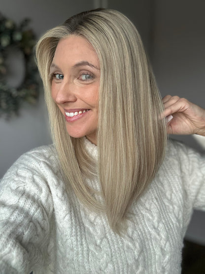 Bild zeigt attraktive Frau von der Seite, mit schulterlangem blondem Haar. Bild dient der Produktpräsentation eines Artikels in der Kategorie Topper/Perücken.