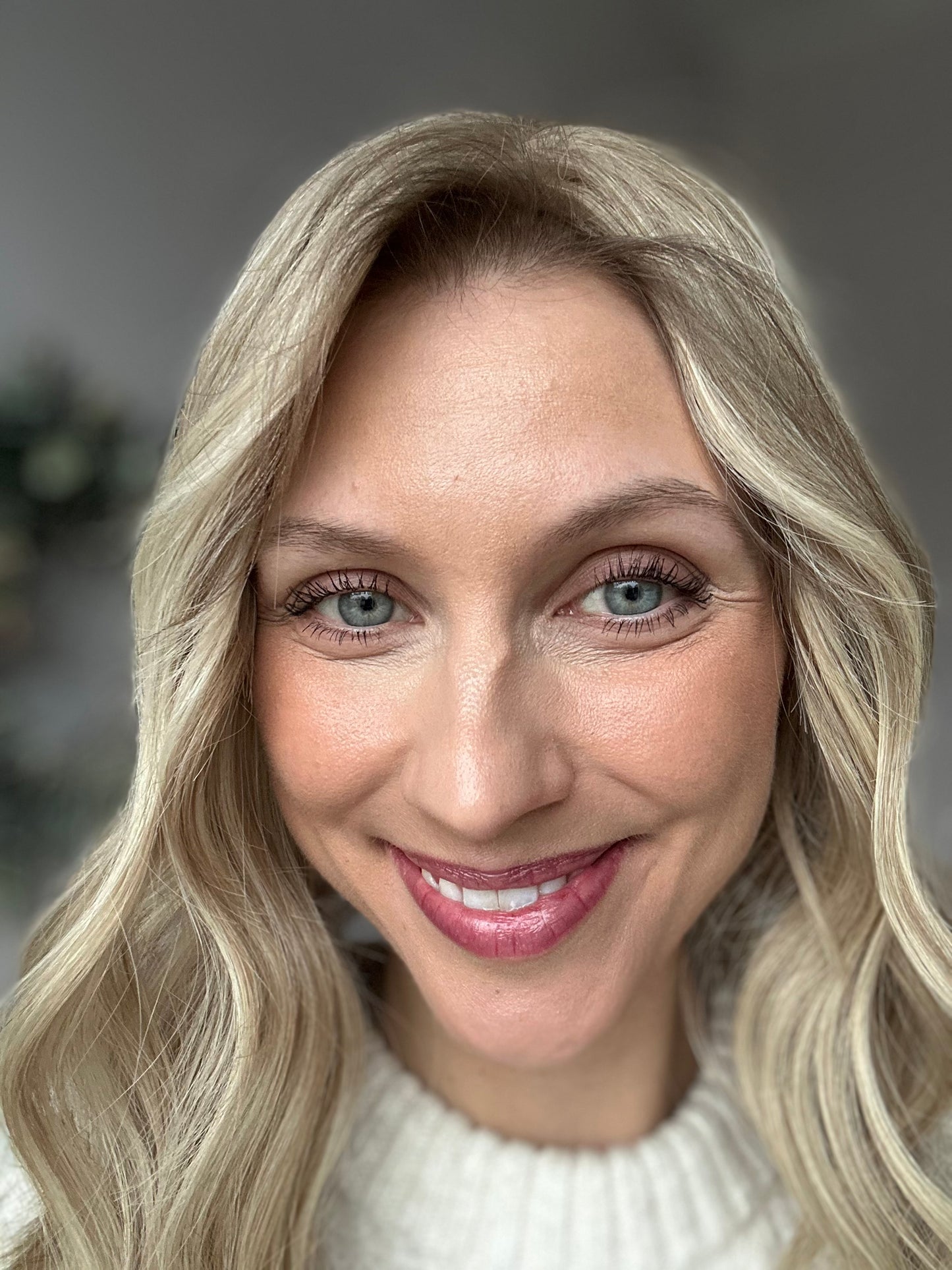 Bild zeigt attraktive Frau, mit schulterlangem blondem Haar. Bild dient der Produktpräsentation eines Artikels.