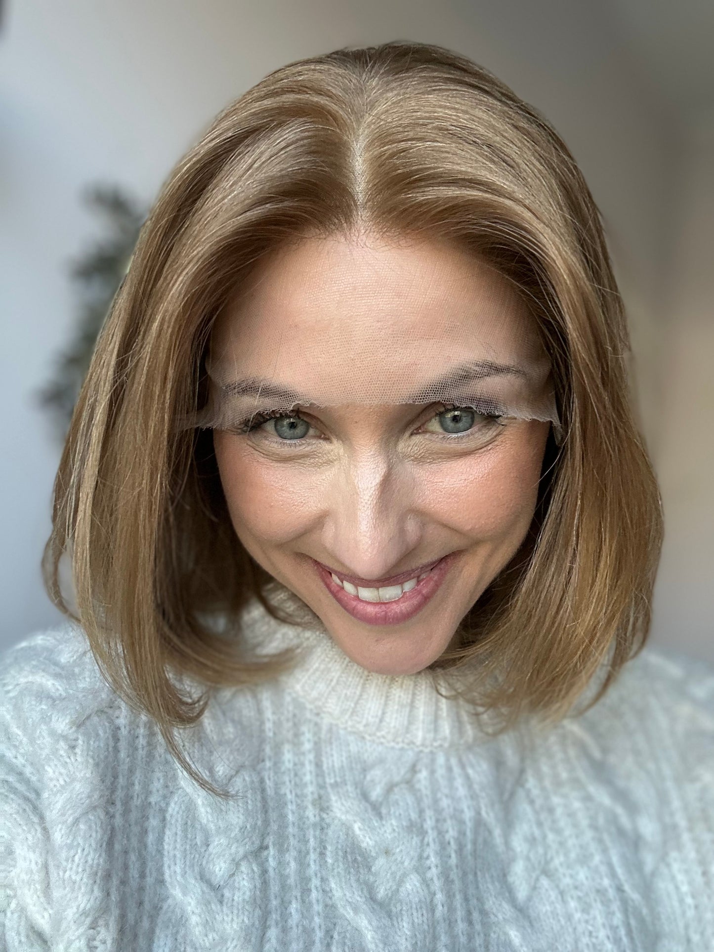 Bild zeigt attraktive Frau, mit schulterlangem blondem Haar. Bild dient der Produktpräsentation eines Artikels.