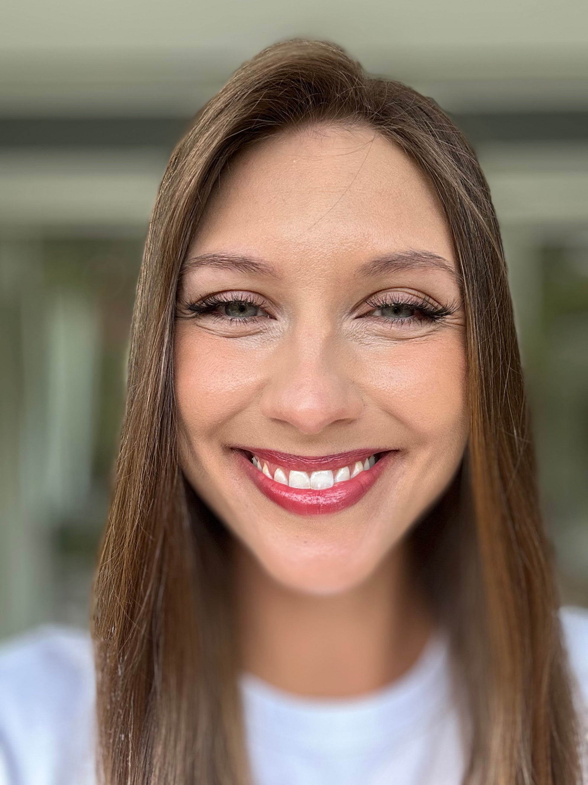 Bild zeigt attraktive Frau, mit schulterlangem braunem Haar. Bild dient der Produktpräsentation eines Artikels in der Kategorie Topper/Perücken.