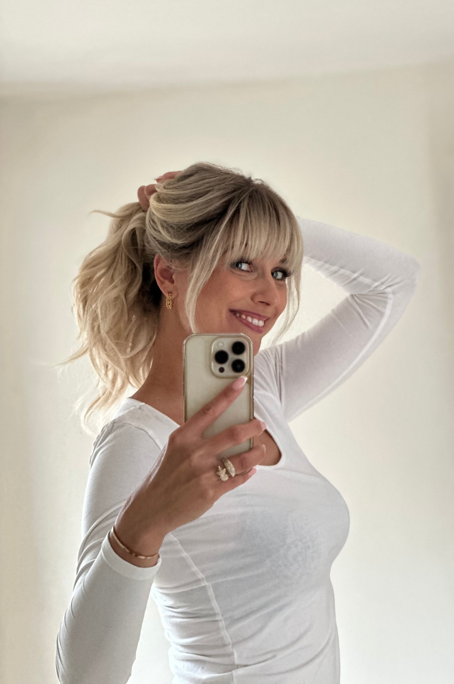 Bild zeigt attraktive Frau von der Seite, mit schulterlangem blondem Haar. Bild dient der Produktpräsentation eines Artikels in der Kategorie Topper/Perücken.