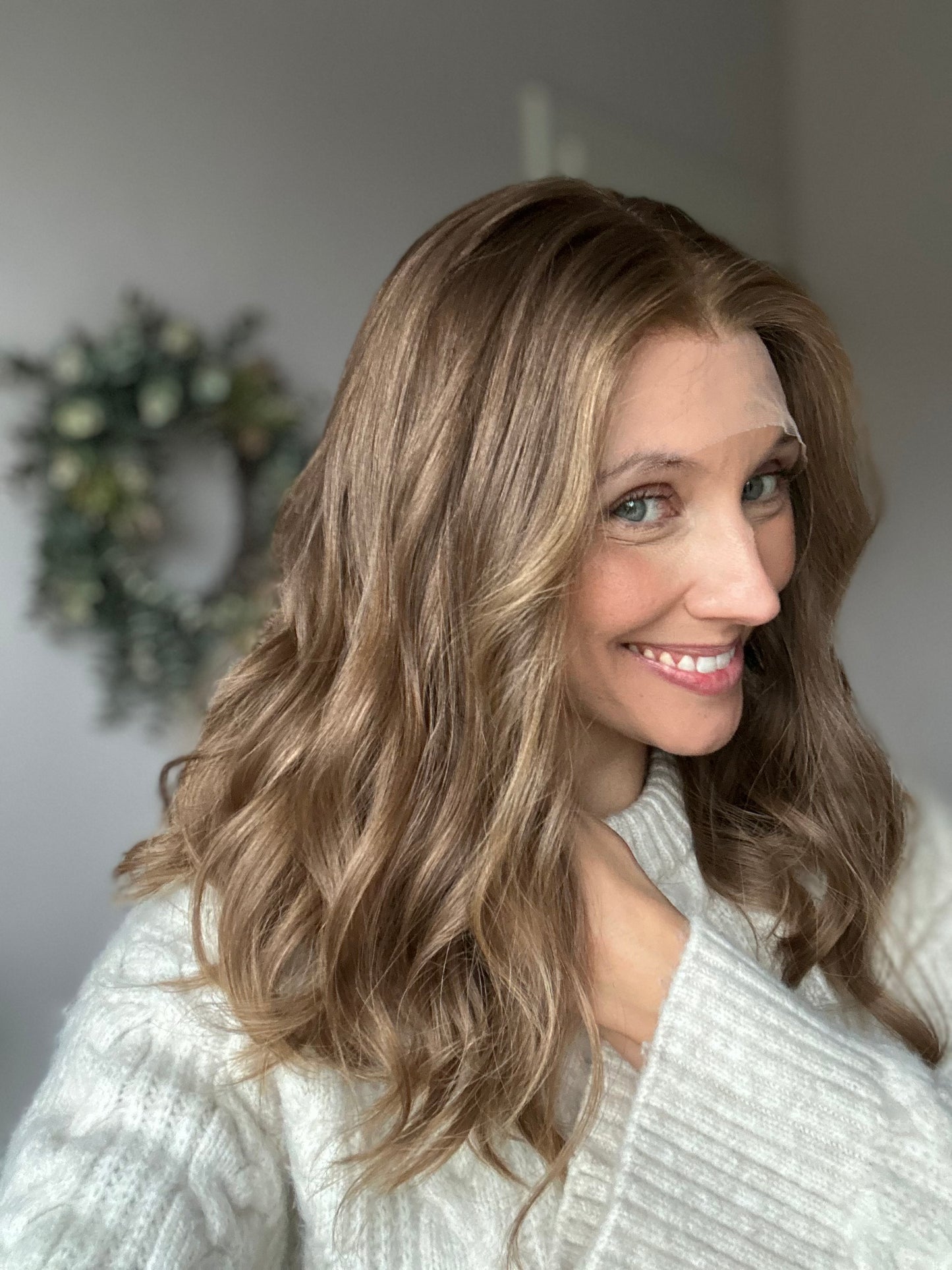 Bild zeigt attraktive Frau von der Seite, mit schulterlangem braunem Haar. Bild dient der Produktpräsentation eines Artikels in der Kategorie Topper/Perücken.