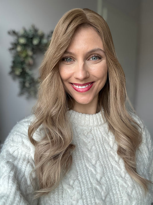 Bild zeigt attraktive Frau, mit schulterlangem blondem Haar. Bild dient der Produktpräsentation eines Artikels.