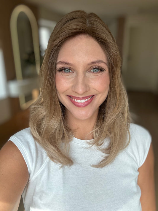 Bild zeigt attraktive Frau, mit schulterlangem blondem Haar. Bild dient der Produktpräsentation eines Artikels.