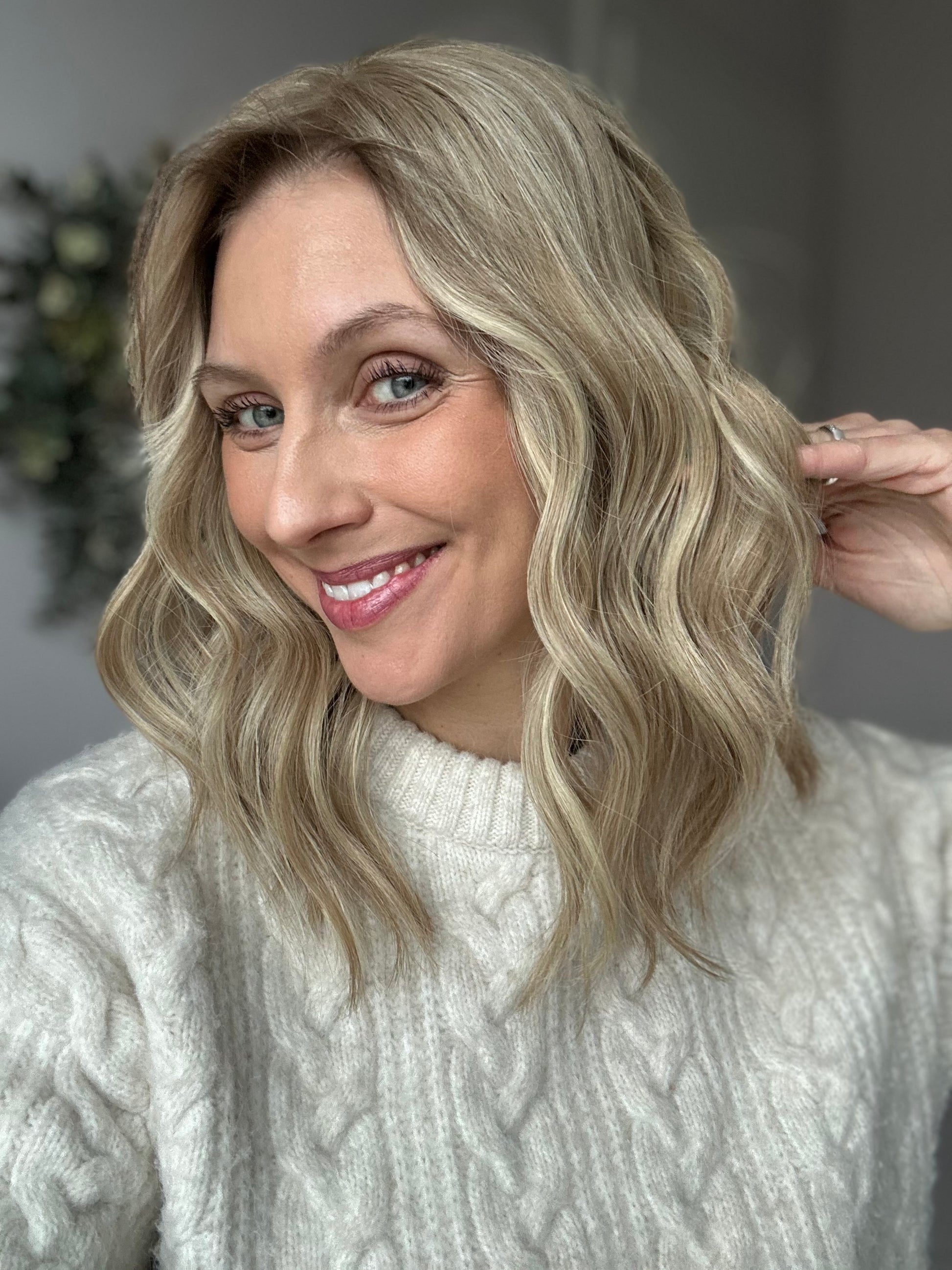 Bild zeigt attraktive Frau von der Seite, mit schulterlangem blondem Haar. Bild dient der Produktpräsentation eines Artikels in der Kategorie Topper/Perücken.