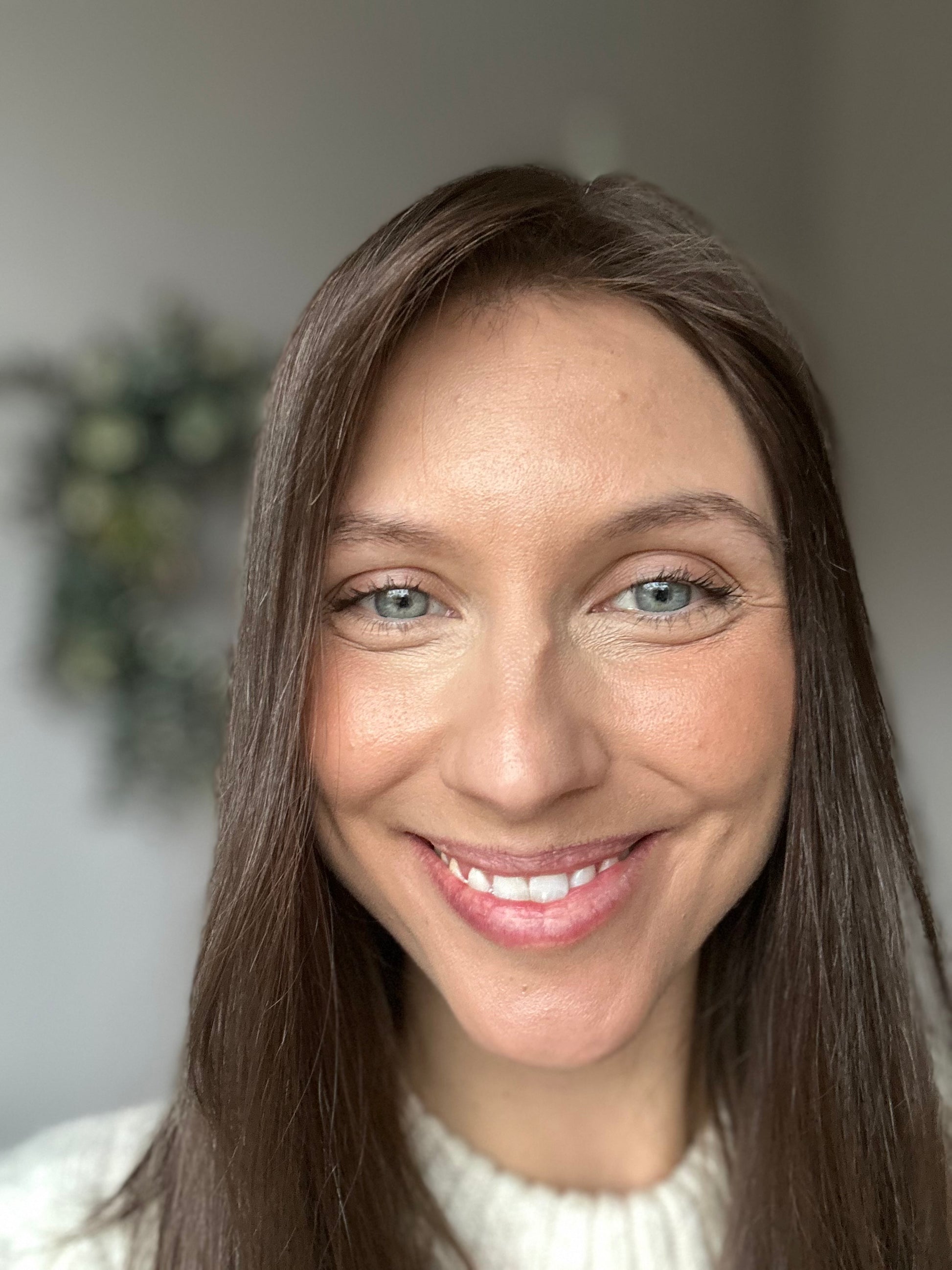 Bild zeigt attraktive Frau, mit schulterlangem braunem Haar. Bild dient der Produktpräsentation eines Artikels in der Kategorie Topper/Perücken.