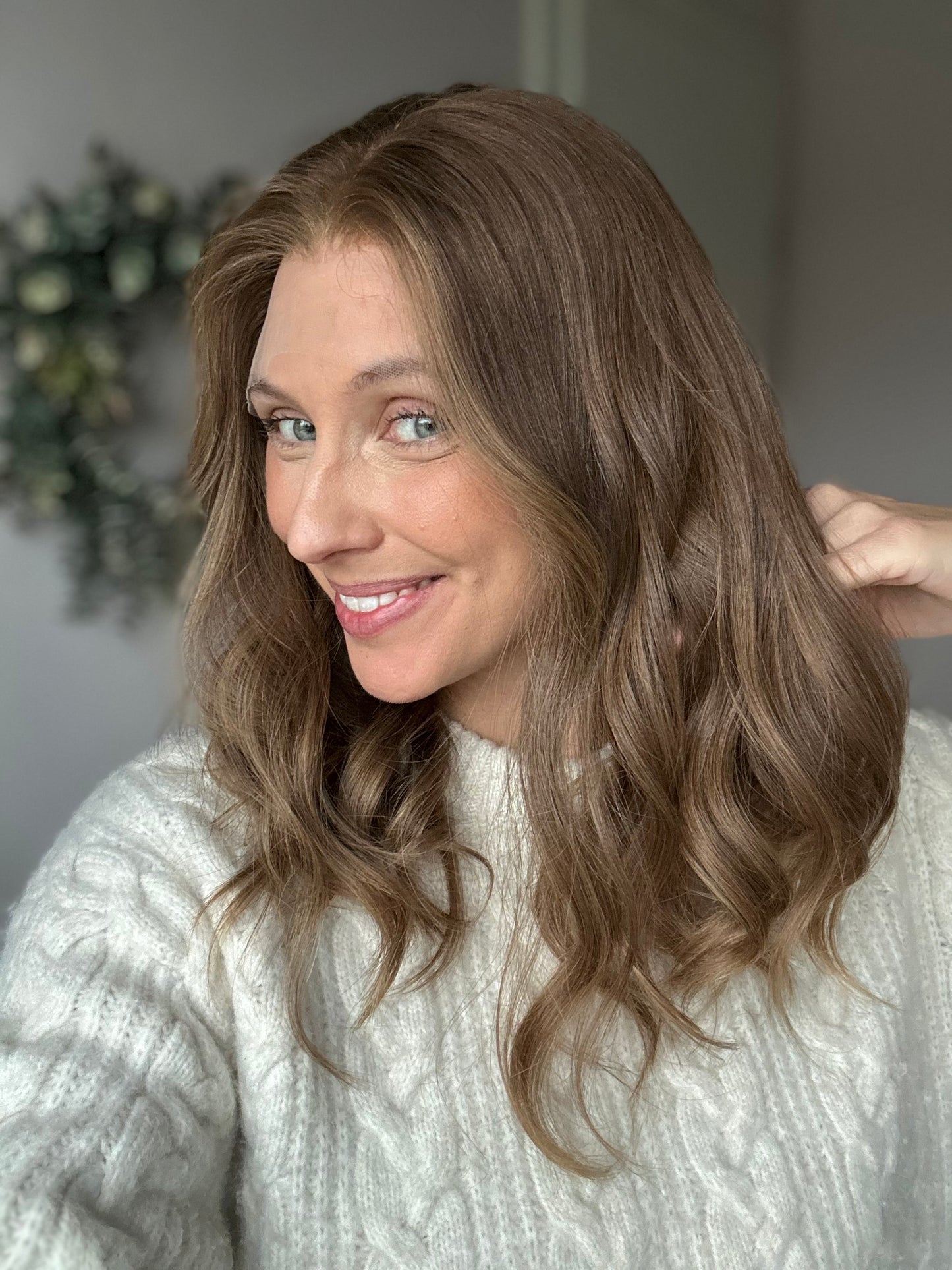 Bild zeigt attraktive Frau von der Seite, mit schulterlangem braunem Haar. Bild dient der Produktpräsentation eines Artikels in der Kategorie Topper/Perücken.