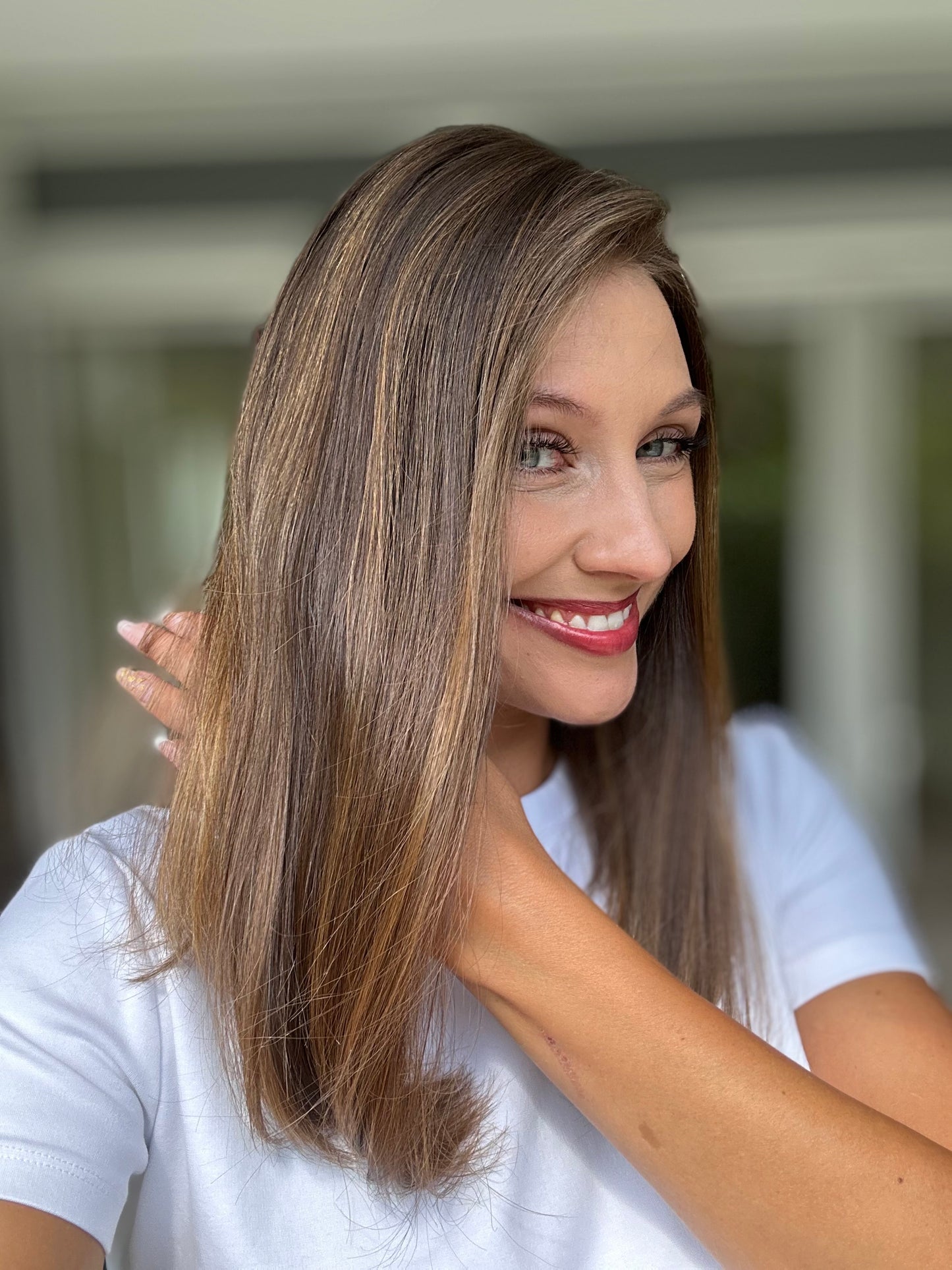 Bild zeigt attraktive Frau von der Seite, mit schulterlangem braunem Haar. Bild dient der Produktpräsentation eines Artikels in der Kategorie Topper/Perücken.