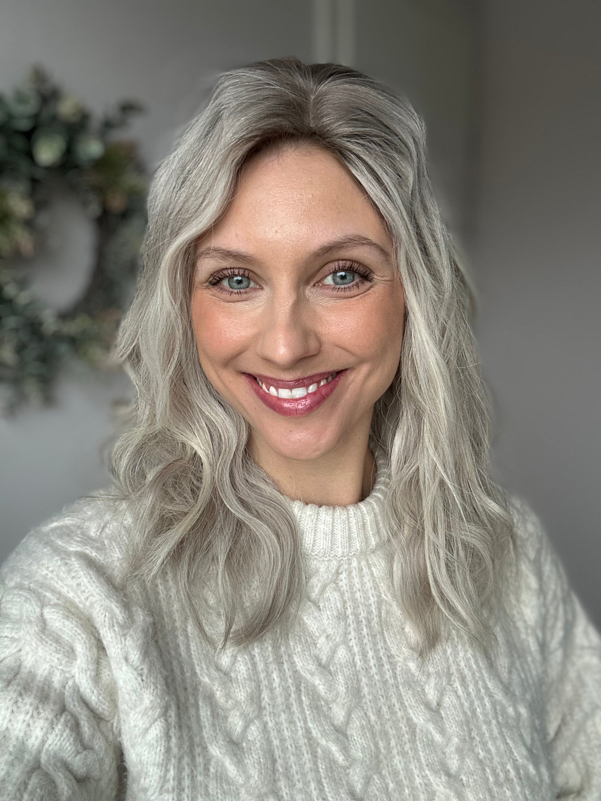 Bild zeigt attraktive Frau, mit schulterlangem blondem Haar. Bild dient der Produktpräsentation eines Artikels.