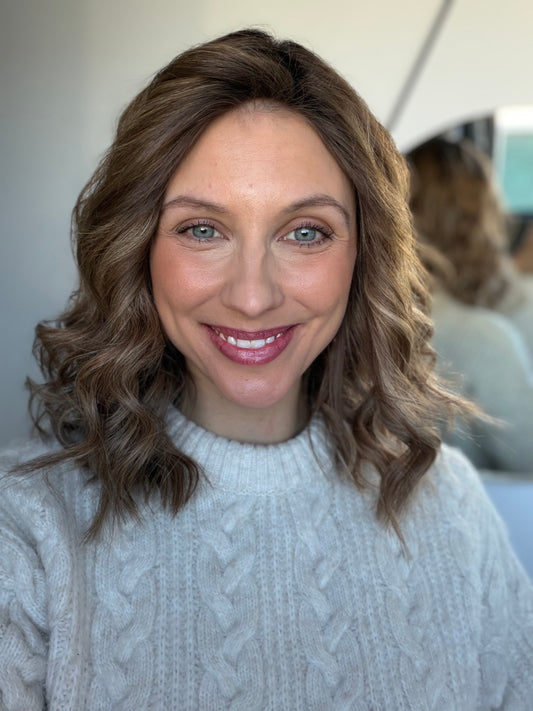 Bild zeigt attraktive Frau, mit schulterlangem braunem Haar. Bild dient der Produktpräsentation eines Artikels in der Kategorie Topper/Perücken.