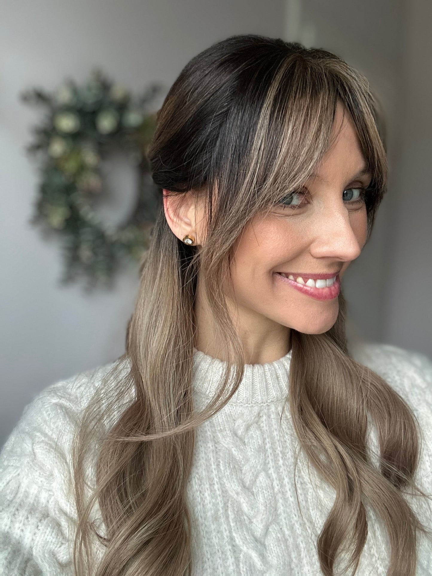 Bild zeigt attraktive Frau von der Seite, mit schulterlangem blondem Haar. Bild dient der Produktpräsentation eines Artikels in der Kategorie Topper/Perücken.