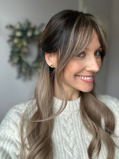 Bild zeigt attraktive Frau von der Seite, mit schulterlangem blondem Haar. Bild dient der Produktpräsentation eines Artikels in der Kategorie Topper/Perücken.