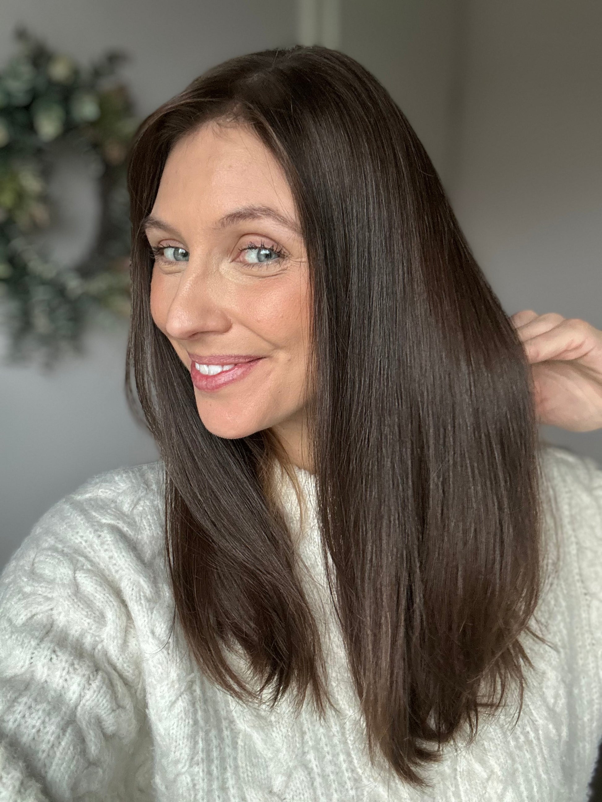 Bild zeigt attraktive Frau von der Seite, mit schulterlangem braunem Haar. Bild dient der Produktpräsentation eines Artikels in der Kategorie Topper/Perücken.