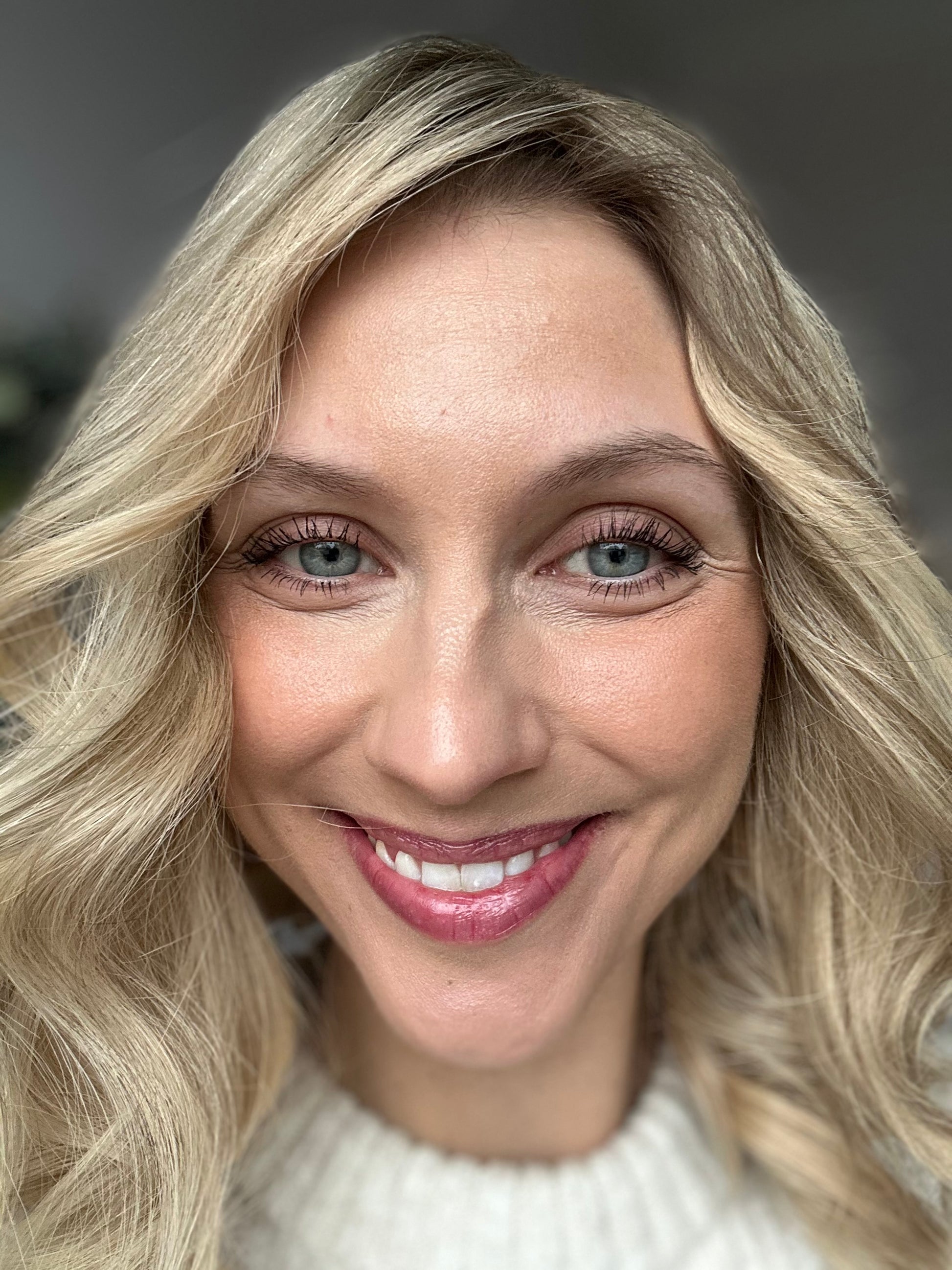 Bild zeigt attraktive Frau, mit schulterlangem blondem Haar. Bild dient der Produktpräsentation eines Artikels.