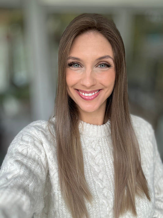 Bild zeigt attraktive Frau, mit schulterlangem blondem Haar. Bild dient der Produktpräsentation eines Artikels.
