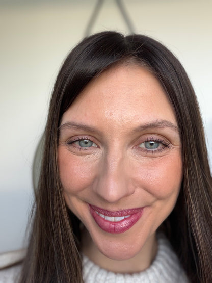 Bild zeigt attraktive Frau, mit schulterlangem braunem Haar. Bild dient der Produktpräsentation eines Artikels in der Kategorie Topper/Perücken.