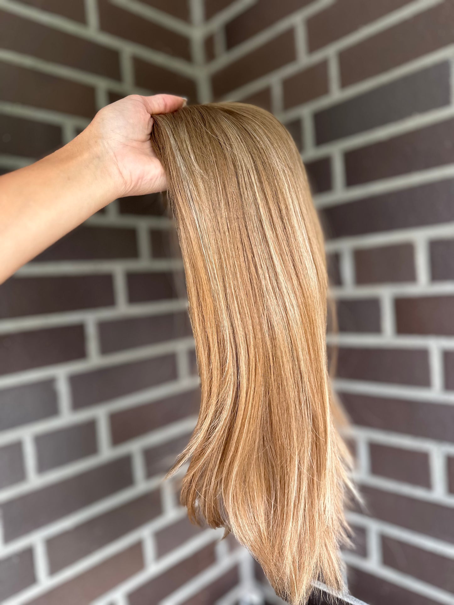 Bild zeigt attraktive Frau von der Seite, mit schulterlangem blondem Haar. Bild dient der Produktpräsentation eines Artikels in der Kategorie Topper/Perücken.