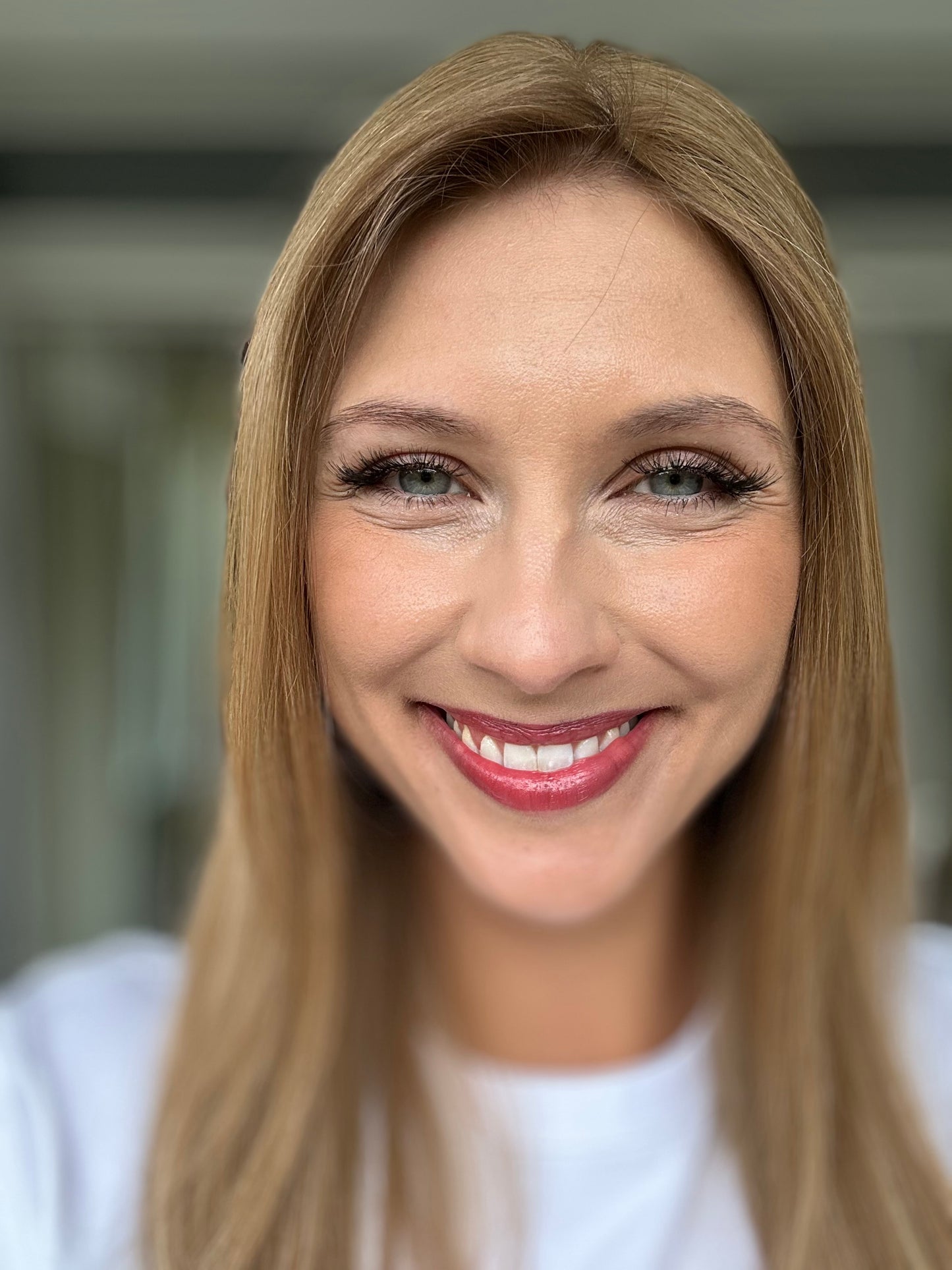 Bild zeigt attraktive Frau, mit schulterlangem blondem Haar. Bild dient der Produktpräsentation eines Artikels.