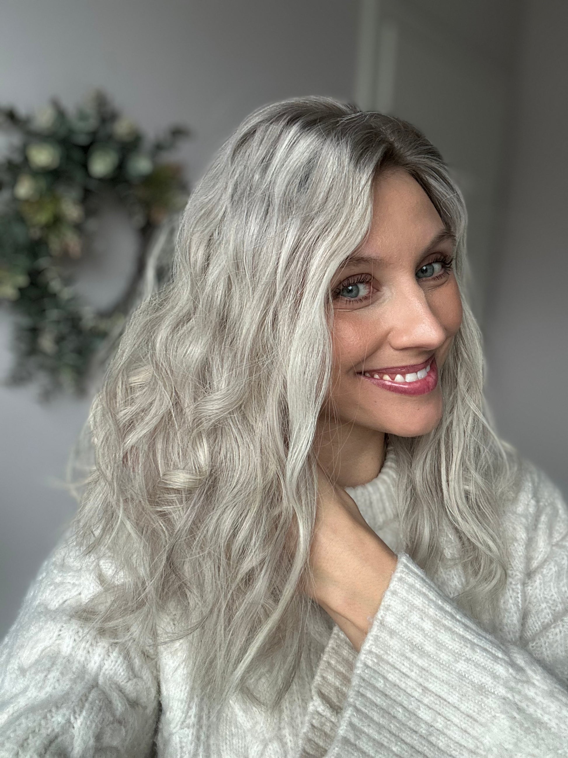 Bild zeigt attraktive Frau von der Seite, mit schulterlangem blondem Haar. Bild dient der Produktpräsentation eines Artikels in der Kategorie Topper/Perücken.