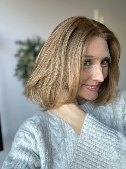 Bild zeigt attraktive Frau von der Seite, mit schulterlangem blondem Haar. Bild dient der Produktpräsentation eines Artikels in der Kategorie Topper/Perücken.