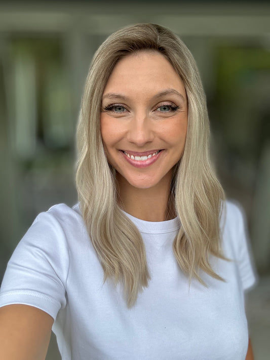 Bild zeigt attraktive Frau, mit schulterlangem blondem Haar. Bild dient der Produktpräsentation eines Artikels.