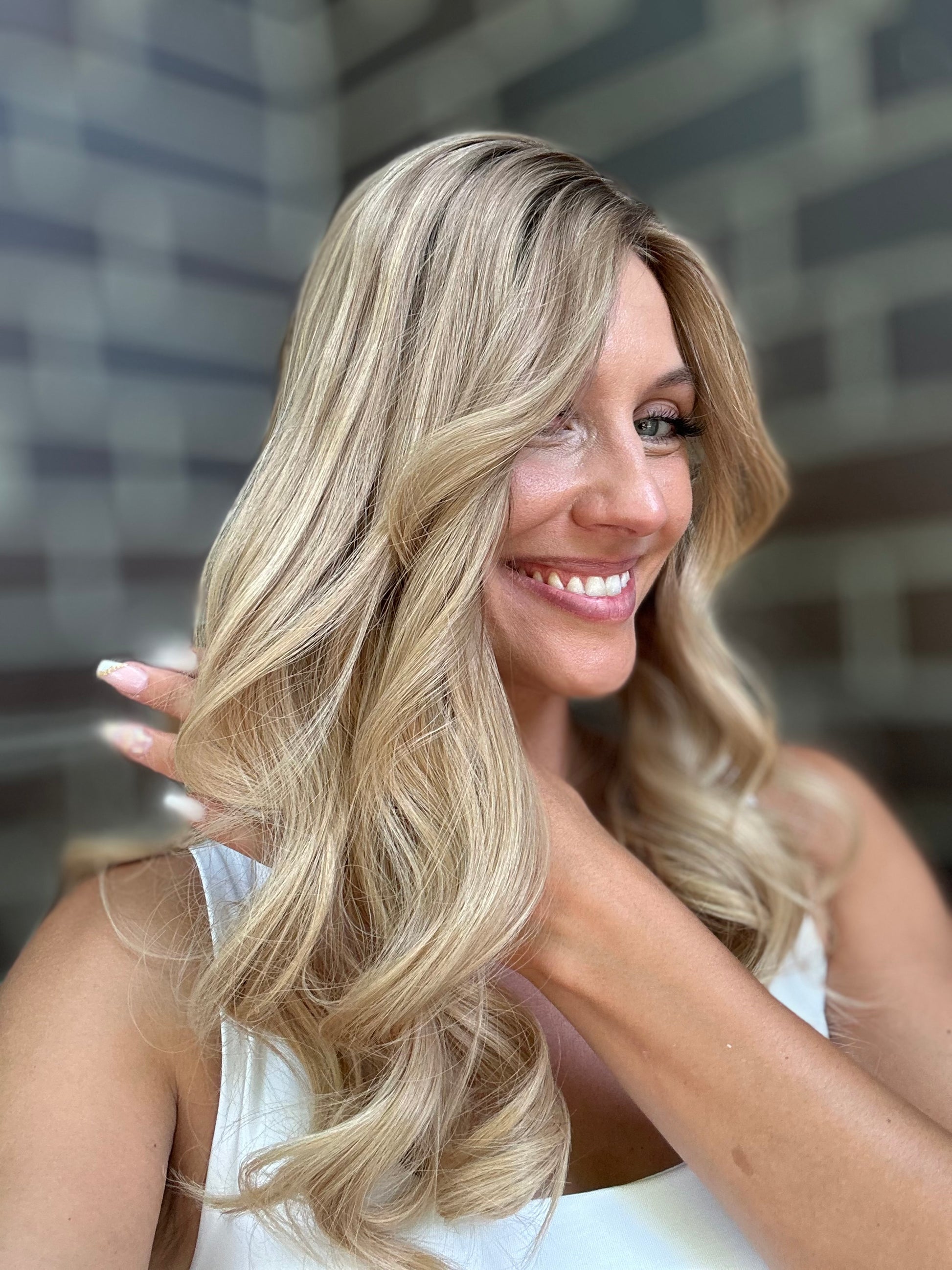 Bild zeigt attraktive Frau von der Seite, mit schulterlangem blondem Haar. Bild dient der Produktpräsentation eines Artikels in der Kategorie Topper/Perücken.