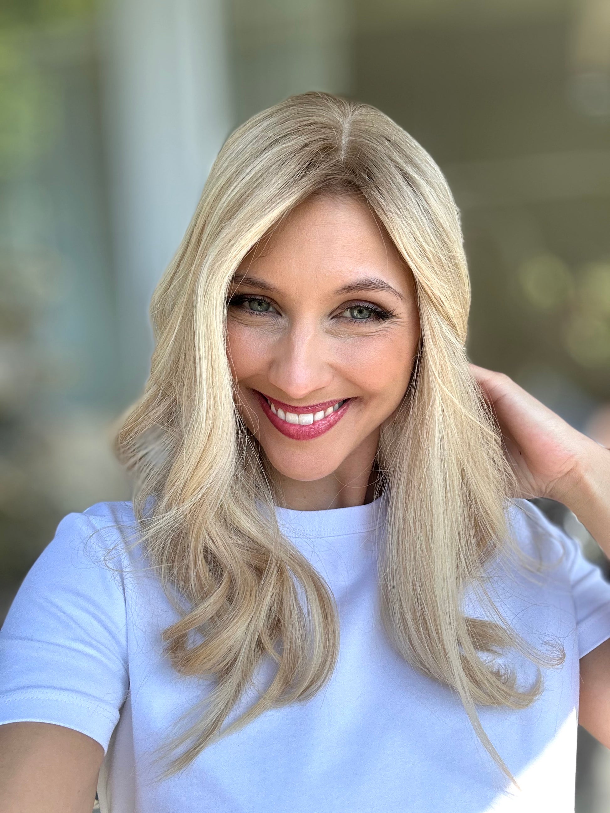 Bild zeigt attraktive Frau, mit schulterlangem blondem Haar. Bild dient der Produktpräsentation eines Artikels.