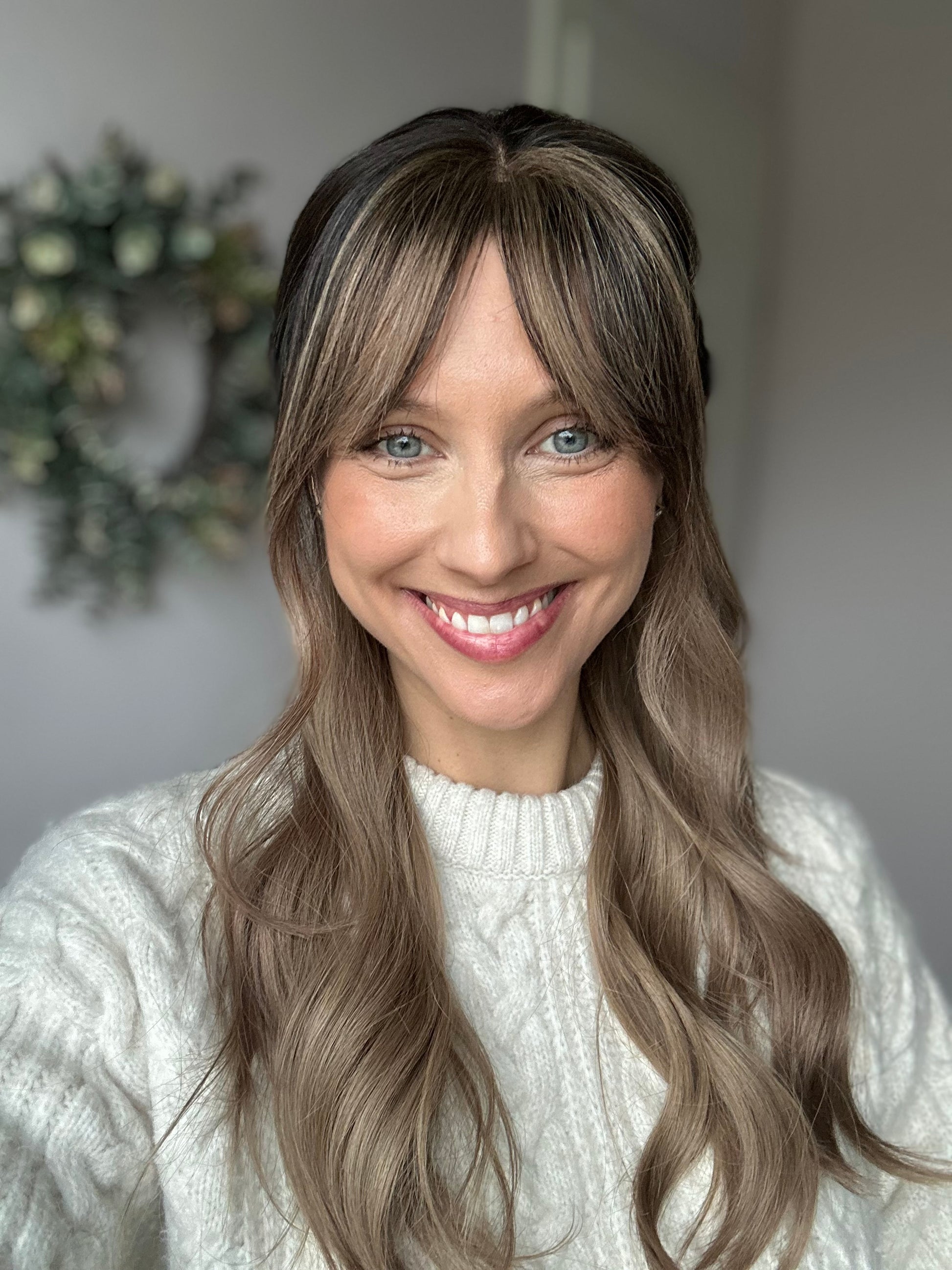 Bild zeigt attraktive Frau, mit schulterlangem blondem Haar. Bild dient der Produktpräsentation eines Artikels.