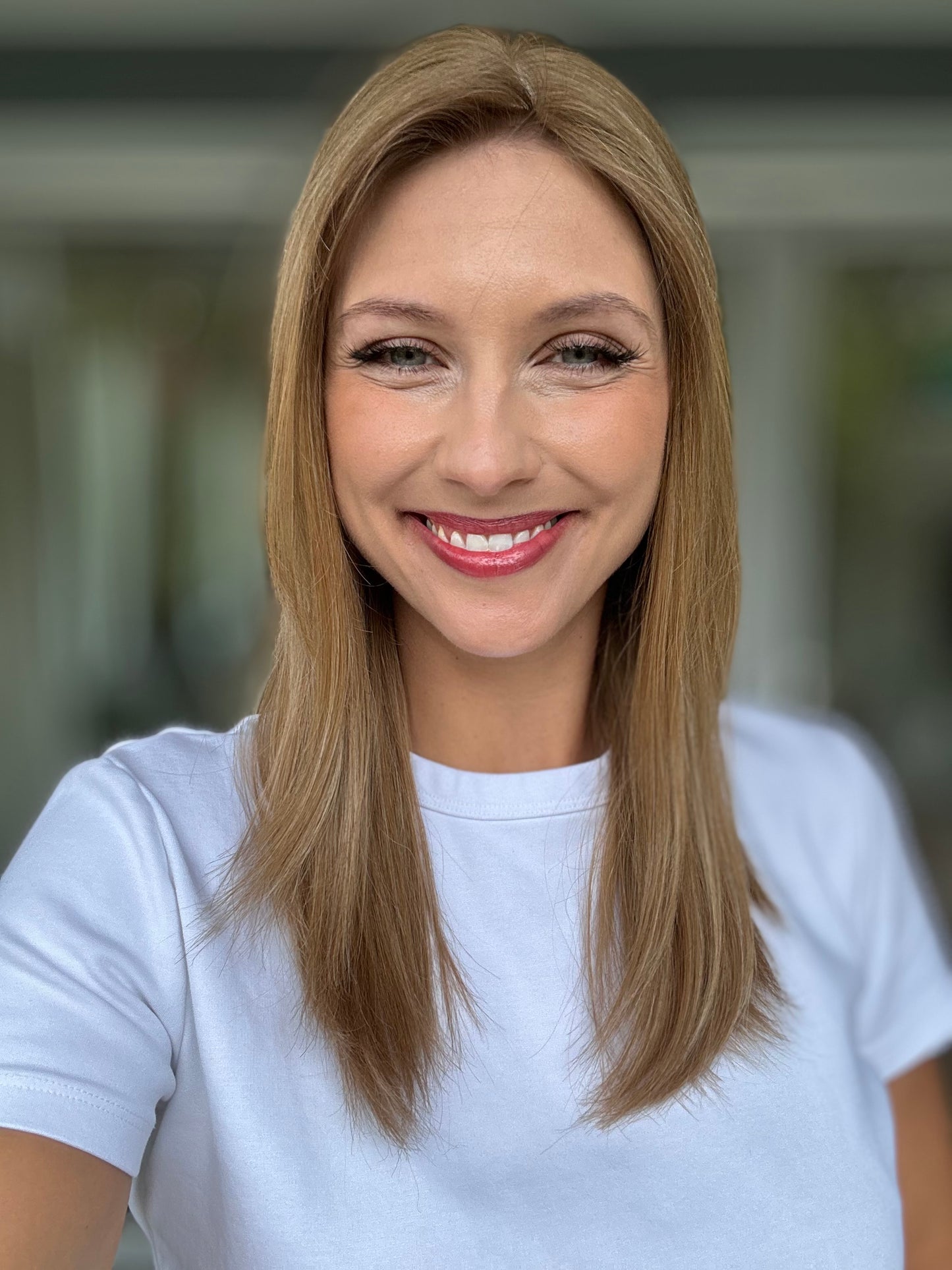 Bild zeigt attraktive Frau, mit schulterlangem blondem Haar. Bild dient der Produktpräsentation eines Artikels.