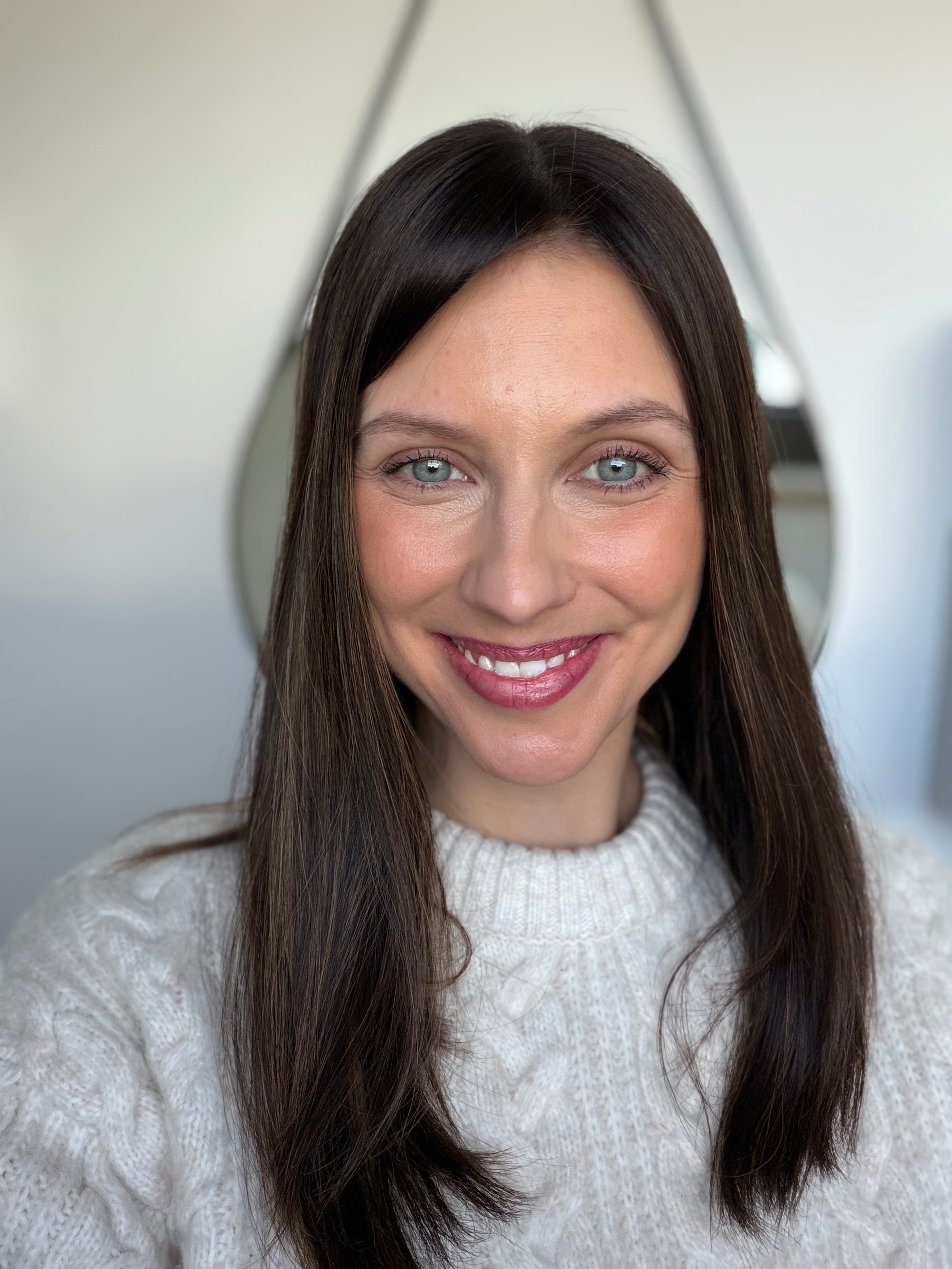 Bild zeigt attraktive Frau, mit schulterlangem braunem Haar. Bild dient der Produktpräsentation eines Artikels in der Kategorie Topper/Perücken.