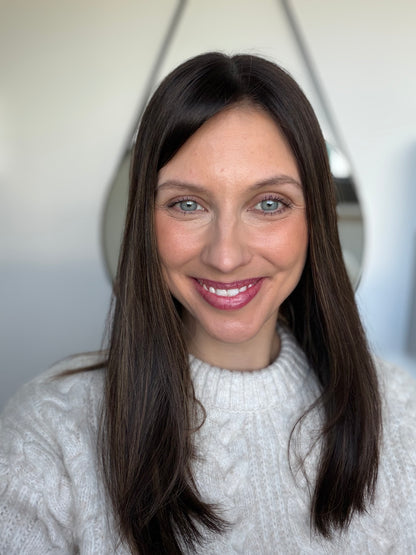 Bild zeigt attraktive Frau, mit schulterlangem braunem Haar. Bild dient der Produktpräsentation eines Artikels in der Kategorie Topper/Perücken.