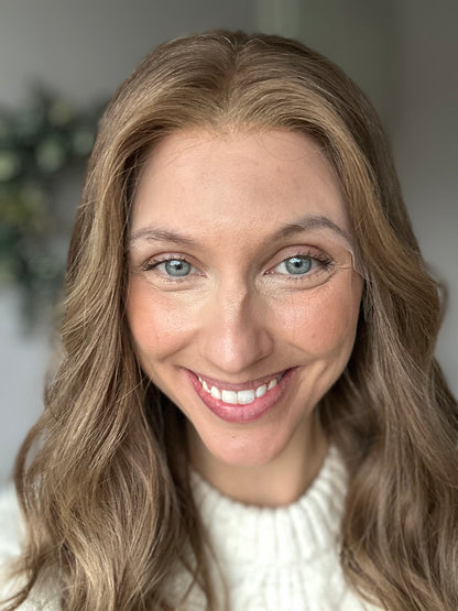 Bild zeigt attraktive Frau, mit schulterlangem braunem Haar. Bild dient der Produktpräsentation eines Artikels in der Kategorie Topper/Perücken.