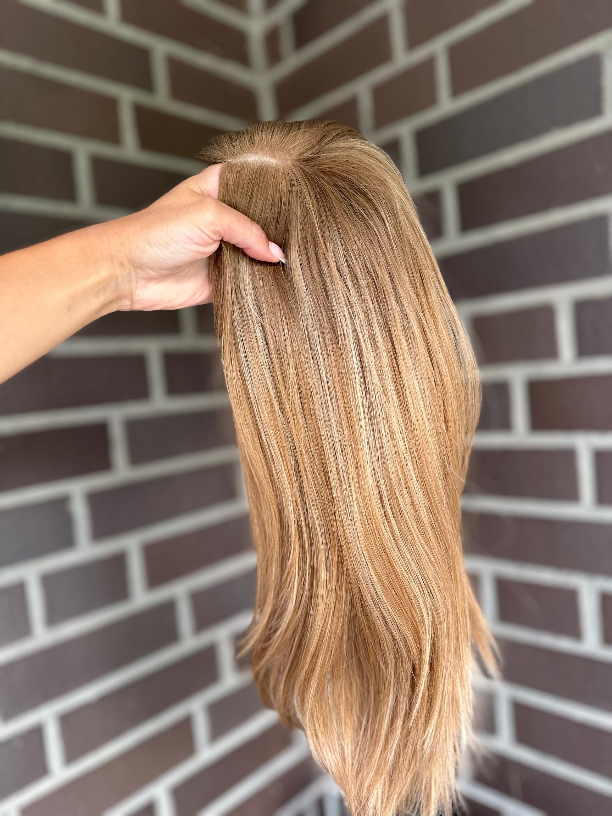 Bild zeigt attraktive Frau von der Seite, mit schulterlangem blondem Haar. Bild dient der Produktpräsentation eines Artikels in der Kategorie Topper/Perücken.