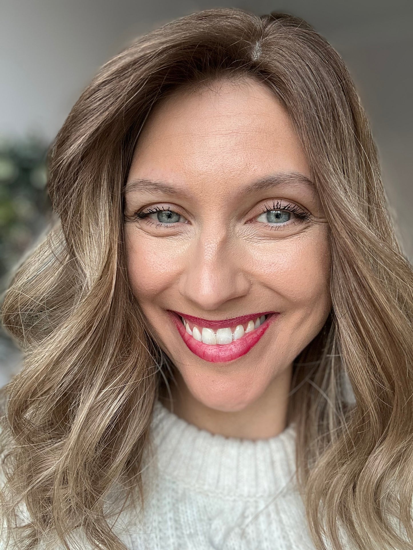 Bild zeigt attraktive Frau, mit schulterlangem blondem Haar. Bild dient der Produktpräsentation eines Artikels.