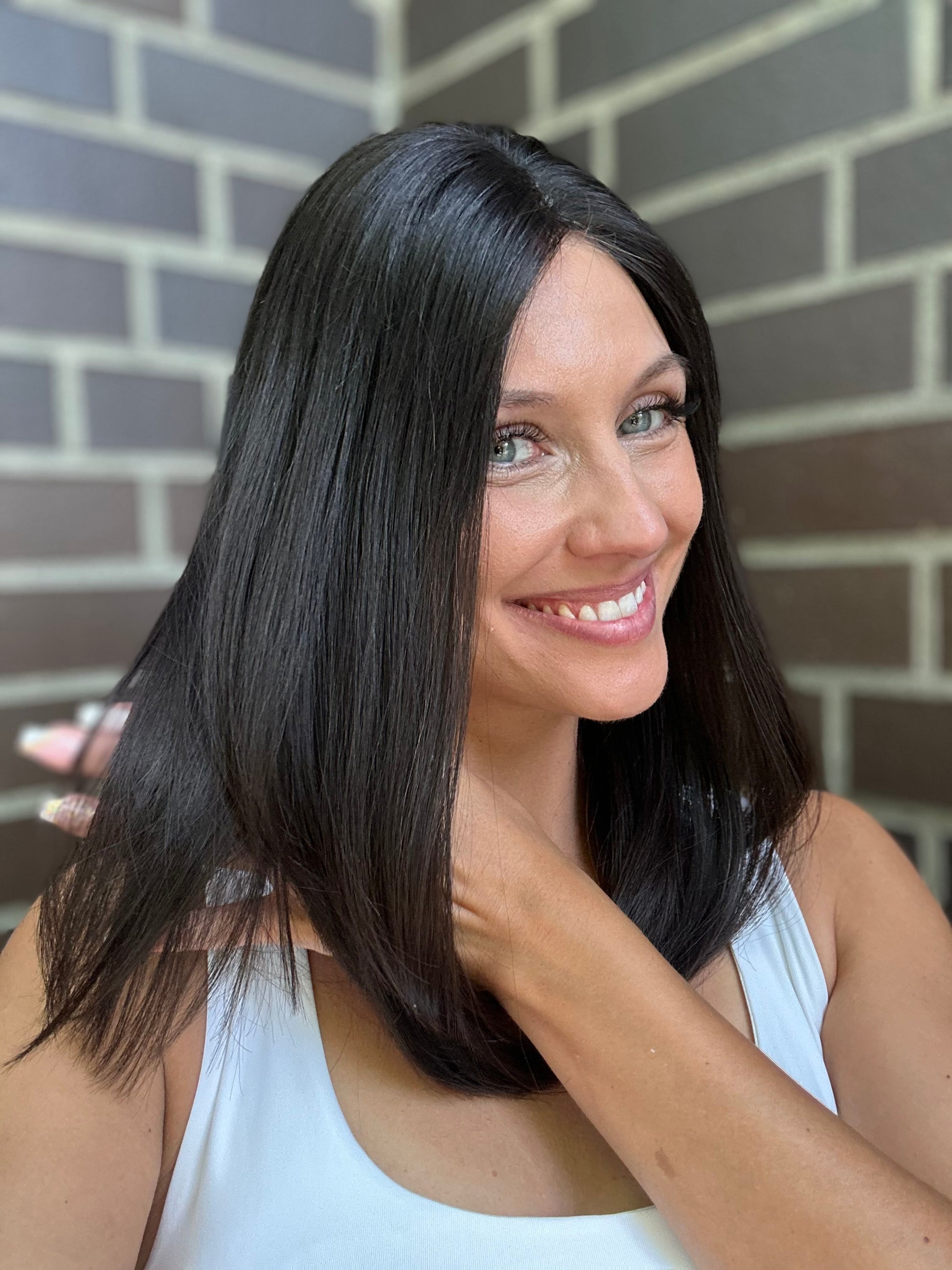 Bild zeigt attraktive Frau von der Seite, mit schulterlangem braunem Haar. Bild dient der Produktpräsentation eines Artikels in der Kategorie Topper/Perücken.