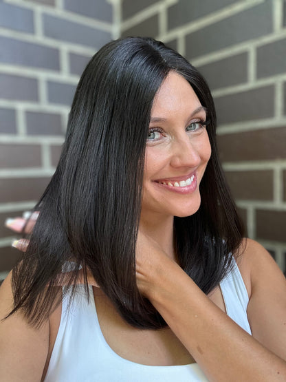 Bild zeigt attraktive Frau von der Seite, mit schulterlangem braunem Haar. Bild dient der Produktpräsentation eines Artikels in der Kategorie Topper/Perücken.