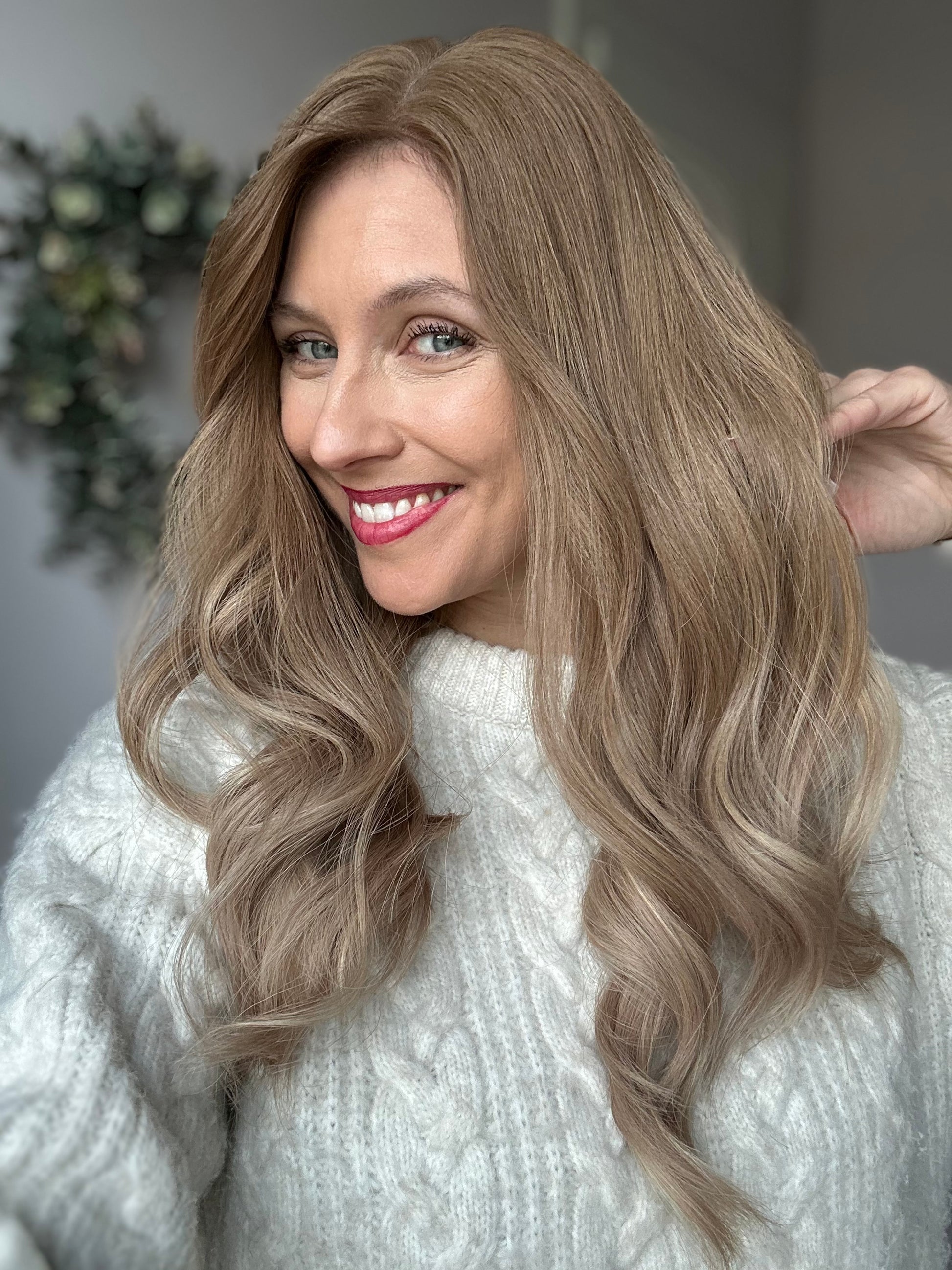 Bild zeigt attraktive Frau von der Seite, mit schulterlangem blondem Haar. Bild dient der Produktpräsentation eines Artikels in der Kategorie Topper/Perücken.