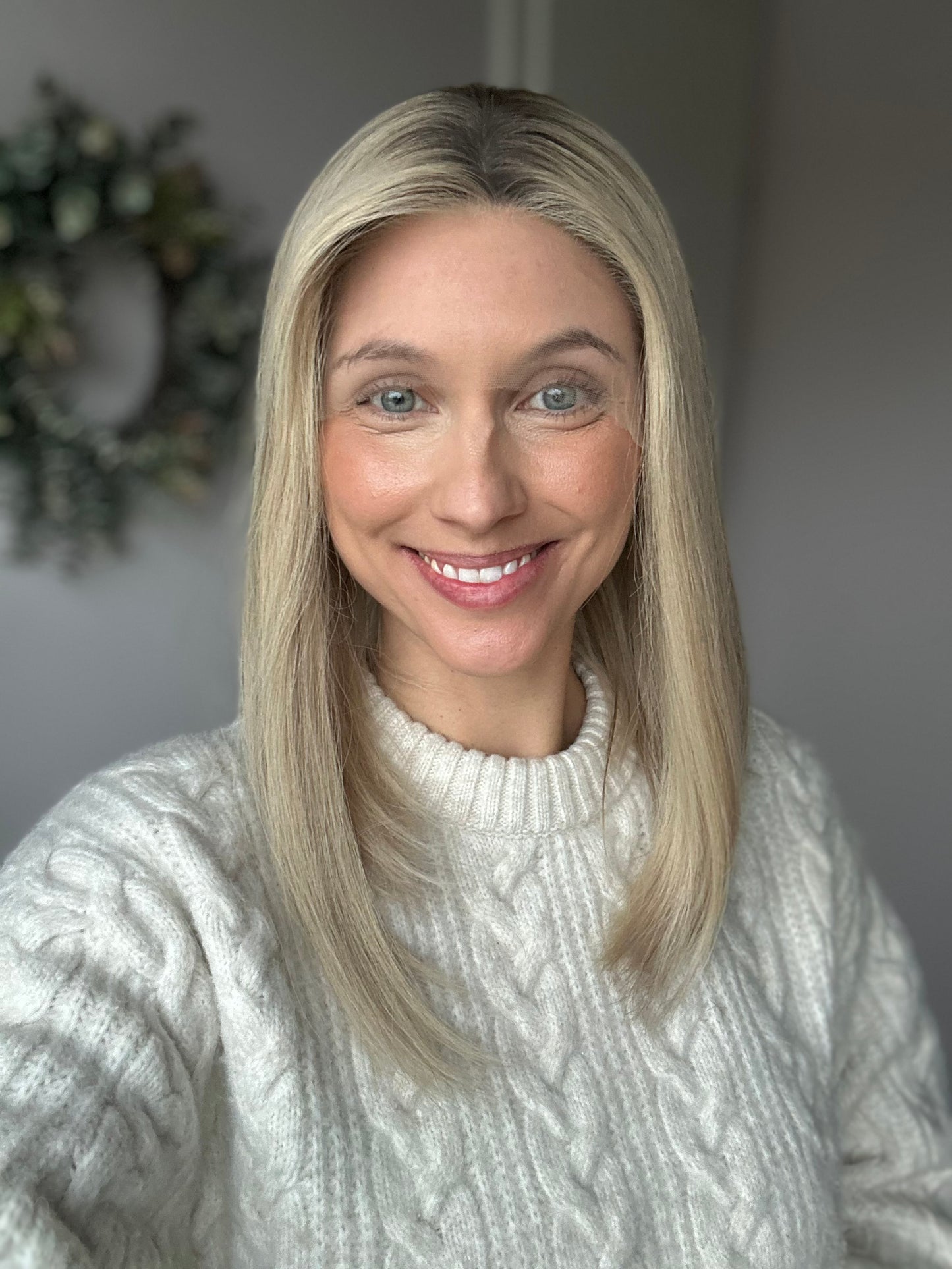 Bild zeigt attraktive Frau, mit schulterlangem blondem Haar. Bild dient der Produktpräsentation eines Artikels.