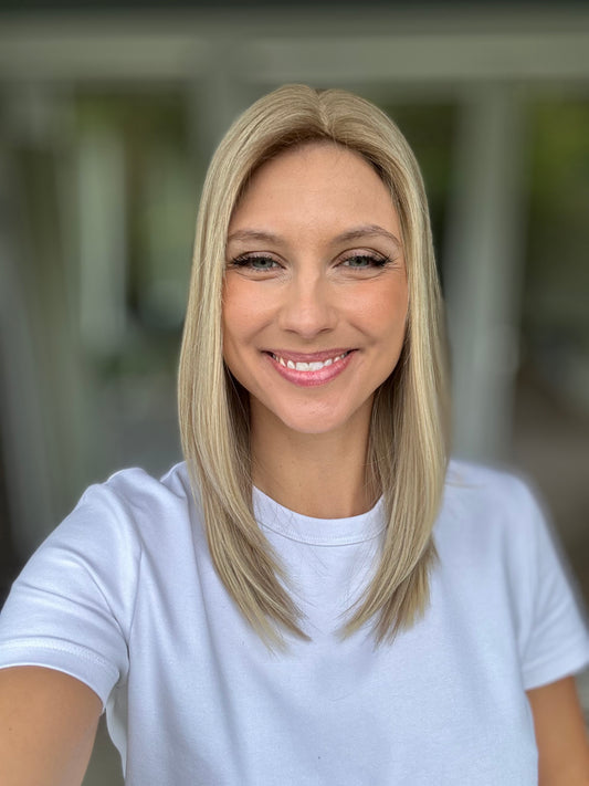 Bild zeigt attraktive Frau, mit schulterlangem blondem Haar. Bild dient der Produktpräsentation eines Artikels.