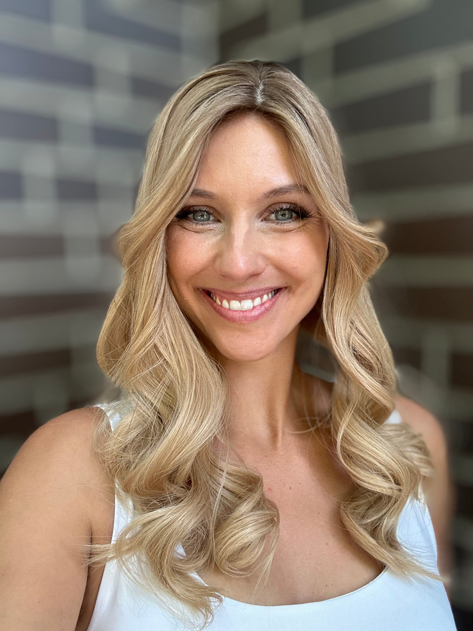 Bild zeigt attraktive Frau, mit schulterlangem blondem Haar. Bild dient der Produktpräsentation eines Artikels.