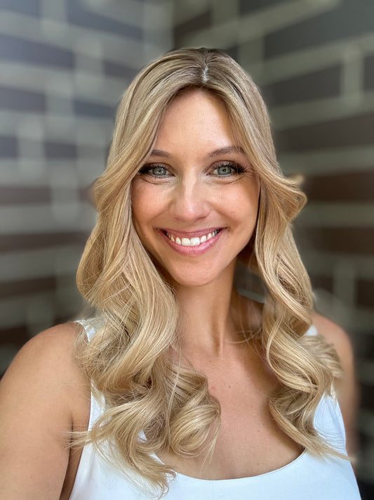Bild zeigt attraktive Frau, mit schulterlangem blondem Haar. Bild dient der Produktpräsentation eines Artikels.