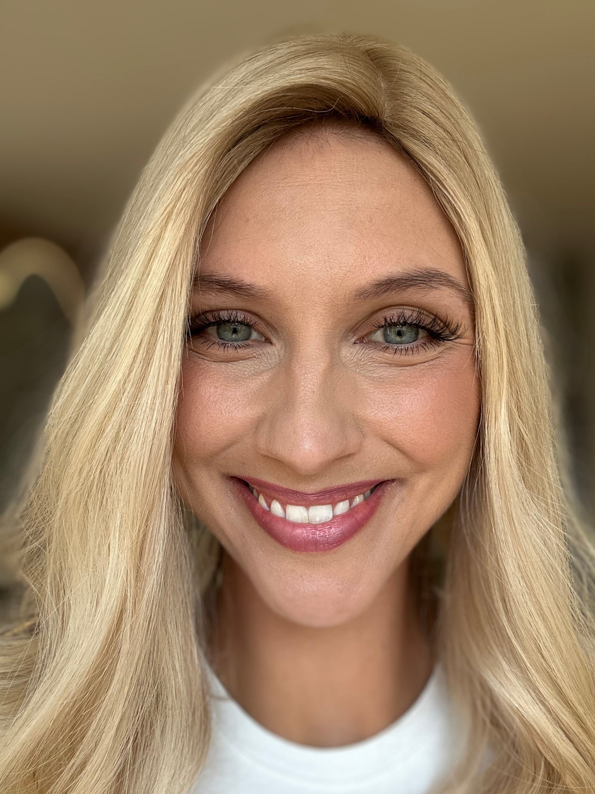 Bild zeigt attraktive Frau, mit schulterlangem blondem Haar. Bild dient der Produktpräsentation eines Artikels.