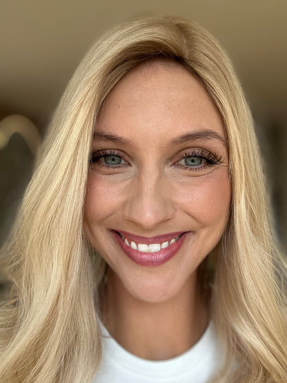 Bild zeigt attraktive Frau, mit schulterlangem blondem Haar. Bild dient der Produktpräsentation eines Artikels.