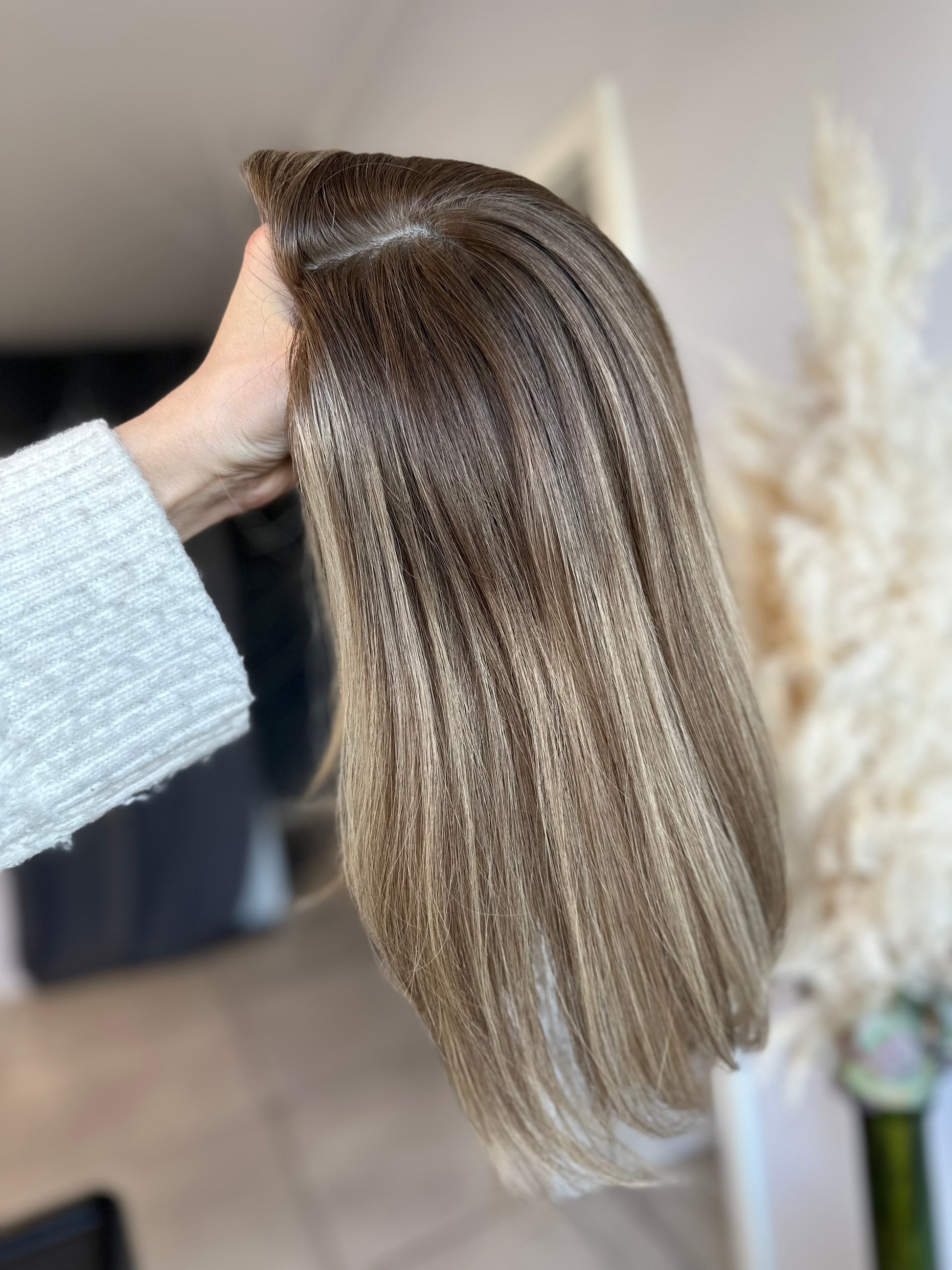 Bild zeigt attraktive Frau von der Seite, mit schulterlangem blondem Haar. Bild dient der Produktpräsentation eines Artikels in der Kategorie Topper/Perücken.